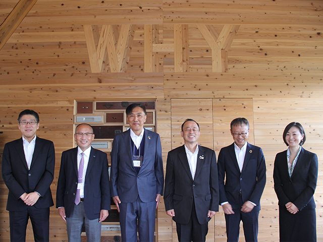 左から、株式会社生産日本社 営業部 中国四国エリア統括 松本 隆大、石塚王子ペーパーパッケージング株式会社 取締役 生産本部長 松田 美樹、きせきれい株式会社 代表取締役社長 平尾 昭一郎、上勝町 町長 花本 靖、古河電気工業株式会社 営業統括本部 ソーシャルデザイン統括部、欧州リサイクル事業推進チーム 主査 池内 正人、日本テトラパック株式会社 サステナビリティ ディレクター 大森 悠子